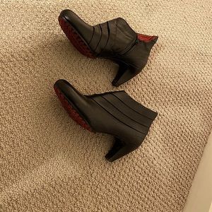 Supportive and sporty black leather ankle boots.